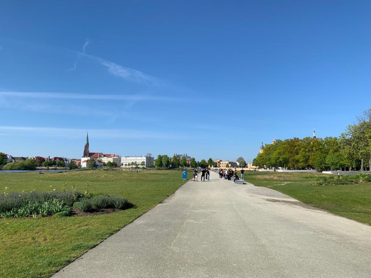 Zimmer Im Ug Direkt In Der Innenstadt, Centrum Schwerin  Dış mekan fotoğraf